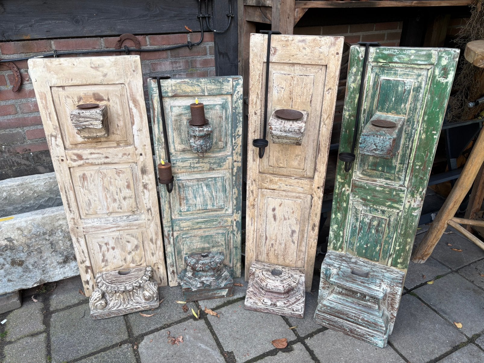 Ornament kandelaar op oud houten luik, Ophalen, Hout, Zo goed als nieuw, Nvt