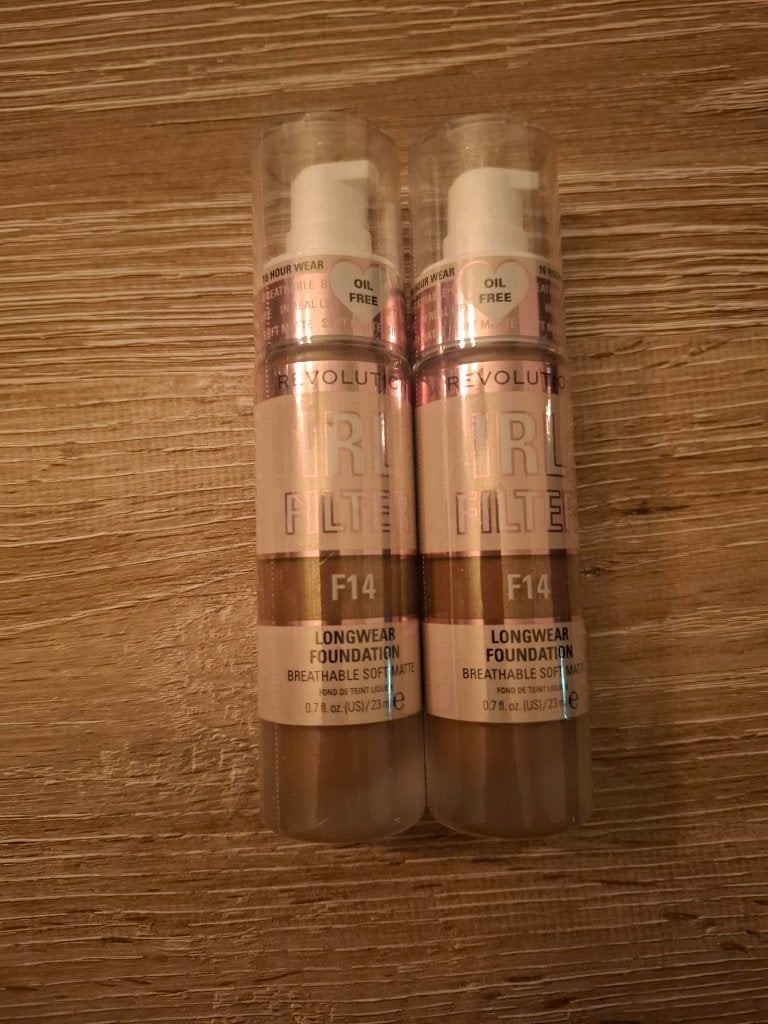 2 Nieuwe foundation van revolution kleur f14 (advr 299), Overige kleuren, Gehele gezicht, Nieuw, Ophalen of Verzenden