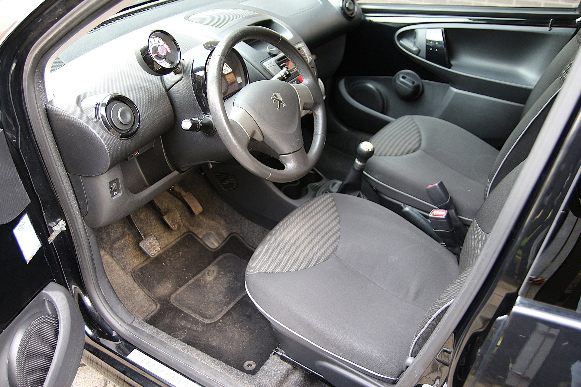 Peugeot 107 1.0 68pk Envy | NL-auto | 5 deuren | Airco | Cen, Auto's, Peugeot, Voorwielaandrijving, Euro 5, Stof, Gebruikt