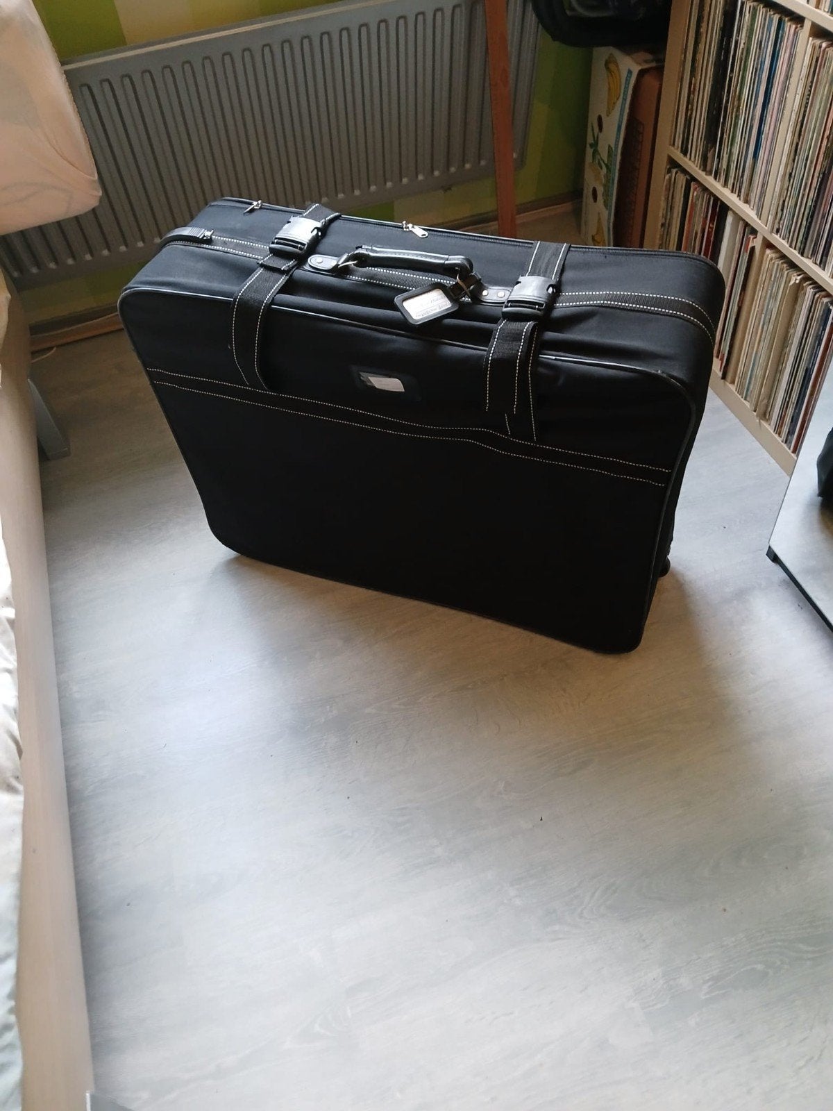 1 zwarte koffer  met wieltjes, Sieraden, Tassen en Uiterlijk, Hard kunststof, Zo goed als nieuw, 70 cm of meer, Wieltjes