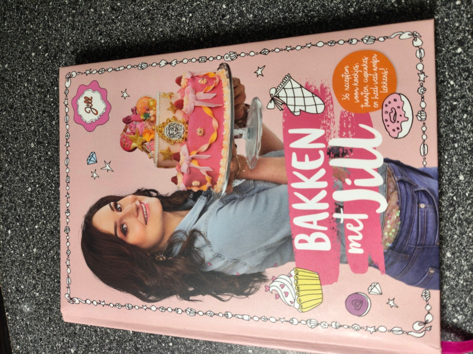 Bakken met Jill - Receptenboek voor cupcakes en taarten, Taart, Gebak en Desserts, Jill Schirnhofer, Ophalen of Verzenden, Zo goed als nieuw
