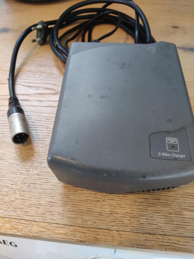 E-Bike Oplader 3-pins - 36V 3.4A voor Sparta, Batavus, Koga, Fietsen en Brommers, Ophalen of Verzenden, Gebruikt