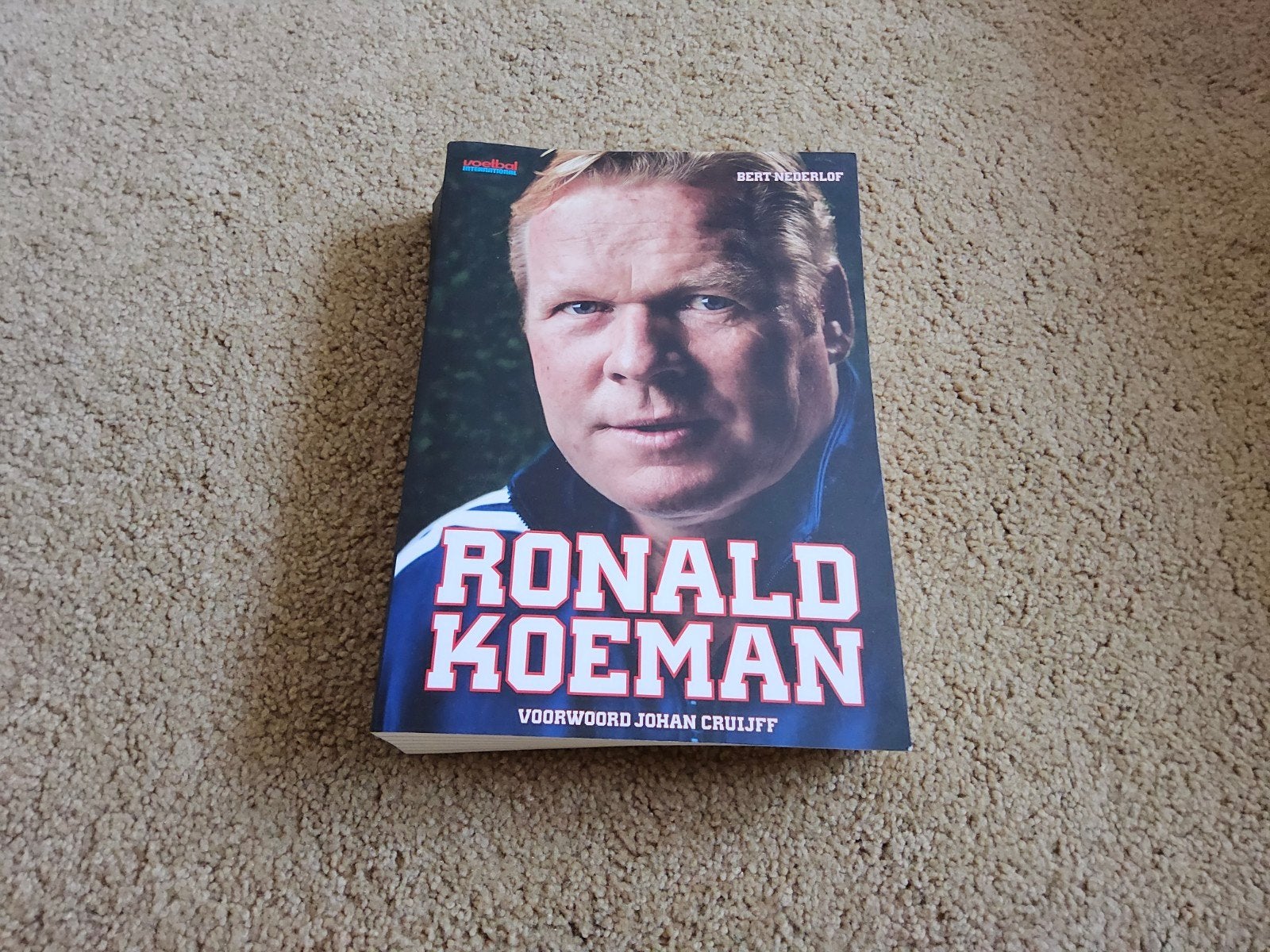 Boek Ronald Koeman - Voorwoord Johan Cruijff, Ophalen of Verzenden, Gelezen, Bert Nederlof, Overige sporten