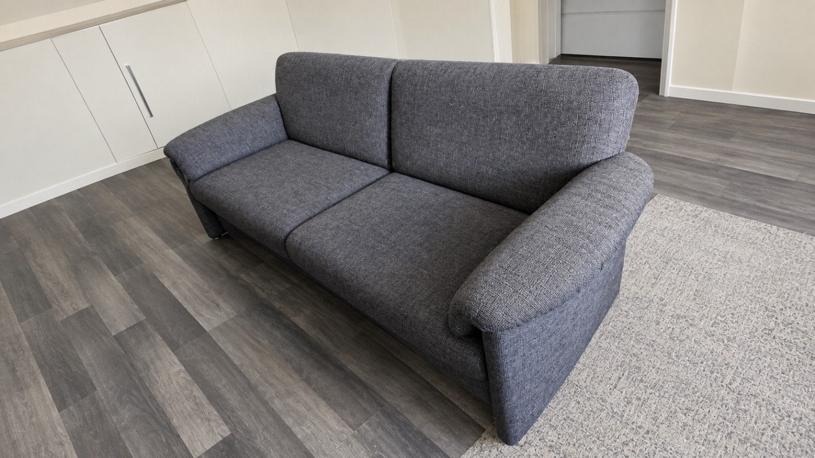 kleine grijze bank, behoorlijk gebruikt, Gebruikt, 150 tot 200 cm, Driepersoons, 75 tot 100 cm