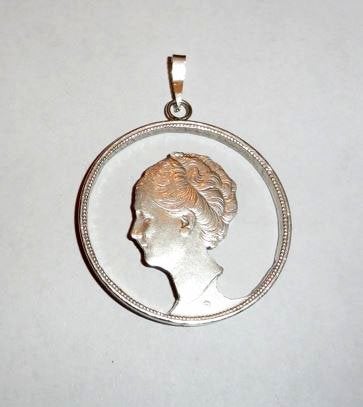 Hanger Rijksdaalder Zilver Uitgesneden Wilhelmina profiel, Overige voorstellingen, Verzenden, Zo goed als nieuw, Zilver