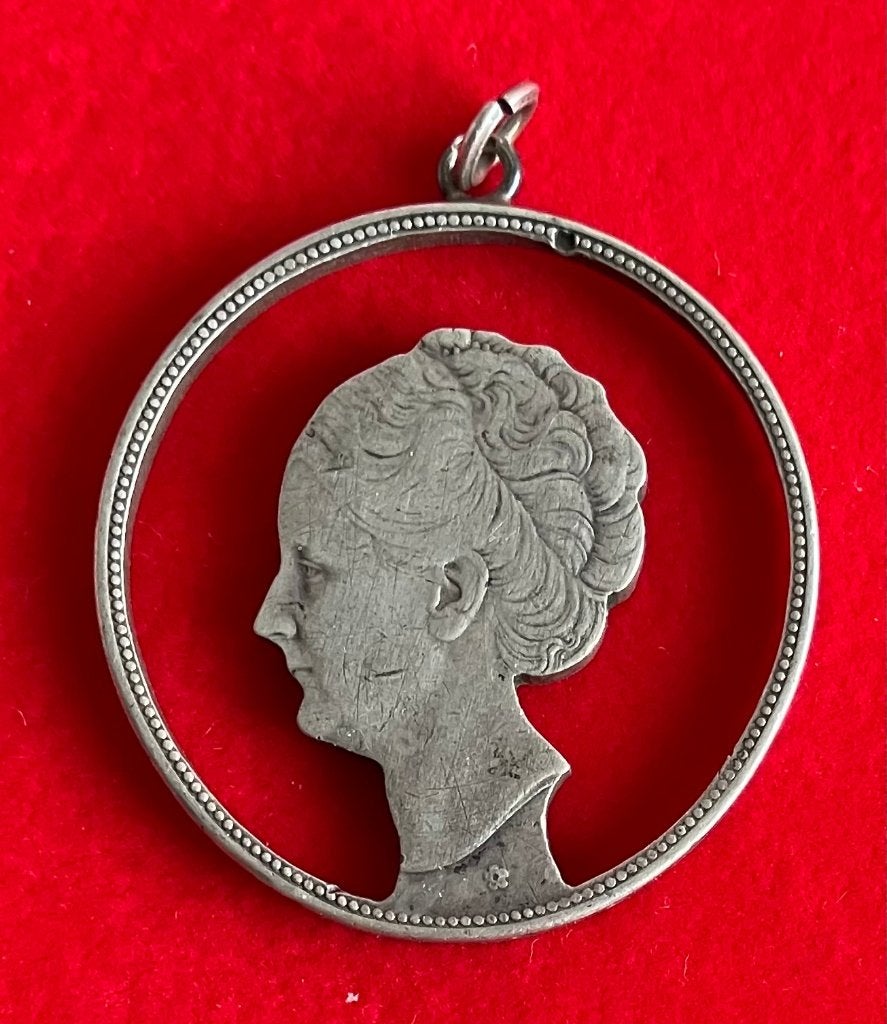 Hanger met uitgesnede rijksdaalder Wilhelmina, Ophalen, Zilver, Koningin Wilhelmina, Losse munt