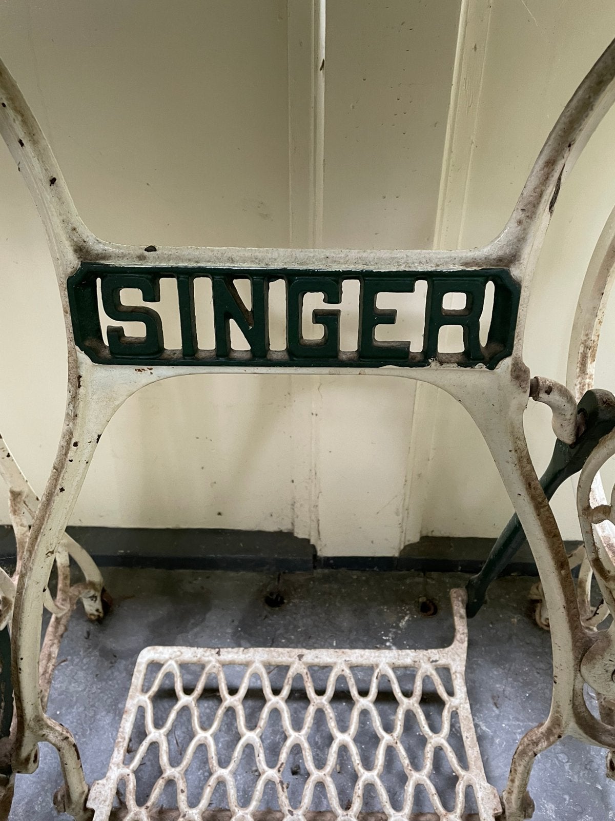 Singer trap naaimachine, Ophalen