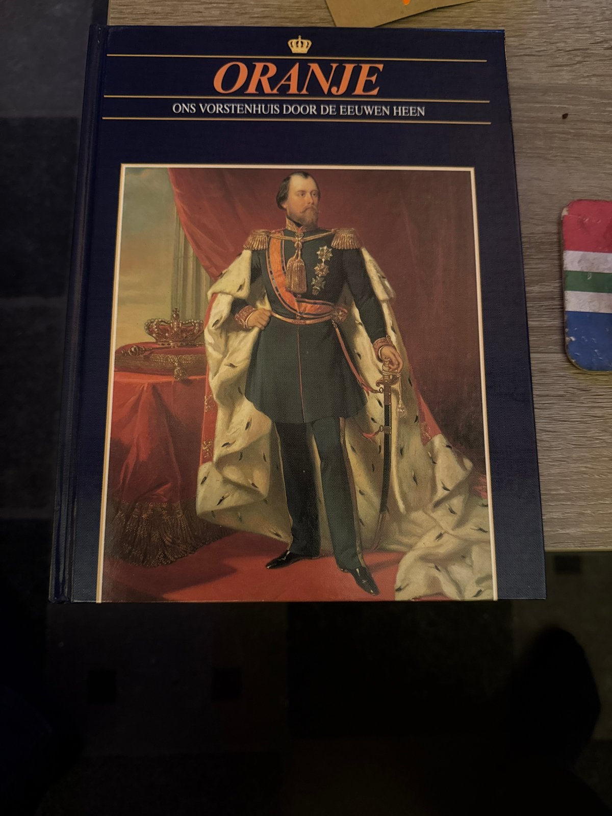 Boek: Oranje - De koningen en hun familie, Verzamelen, Ophalen of Verzenden, Gebruikt, Nederland, Tijdschrift of Boek