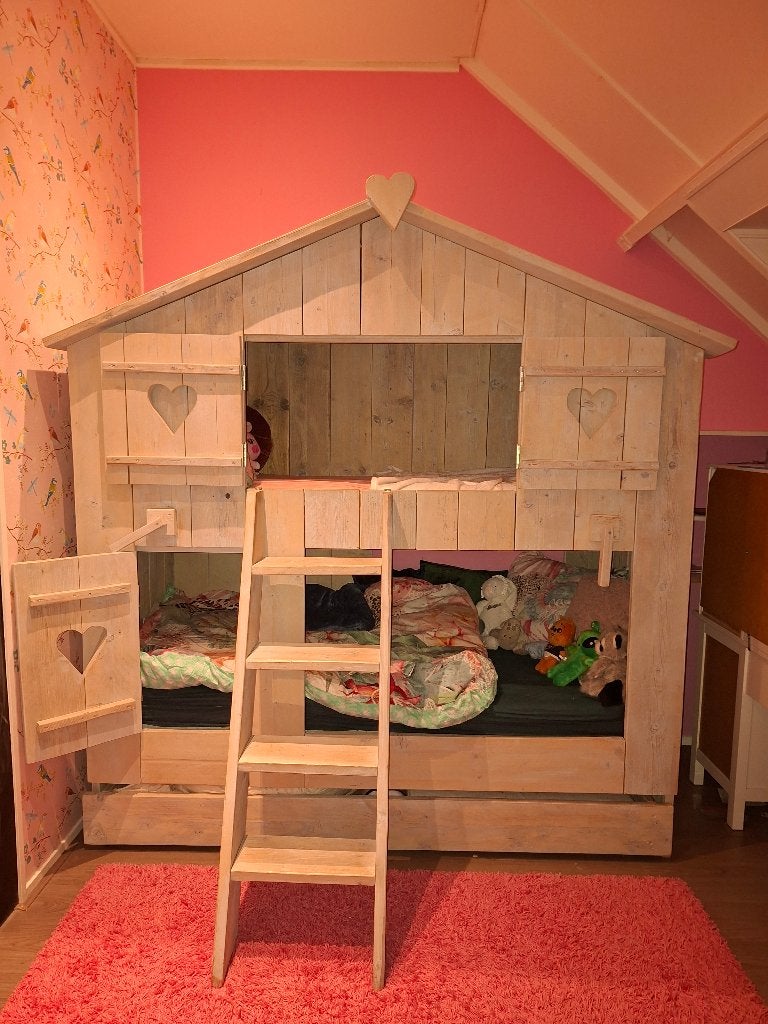 Houten stapelbed Yentl hartjes luiken, trap, lattenbodems, Ophalen, Zo goed als nieuw, Stapelbed
