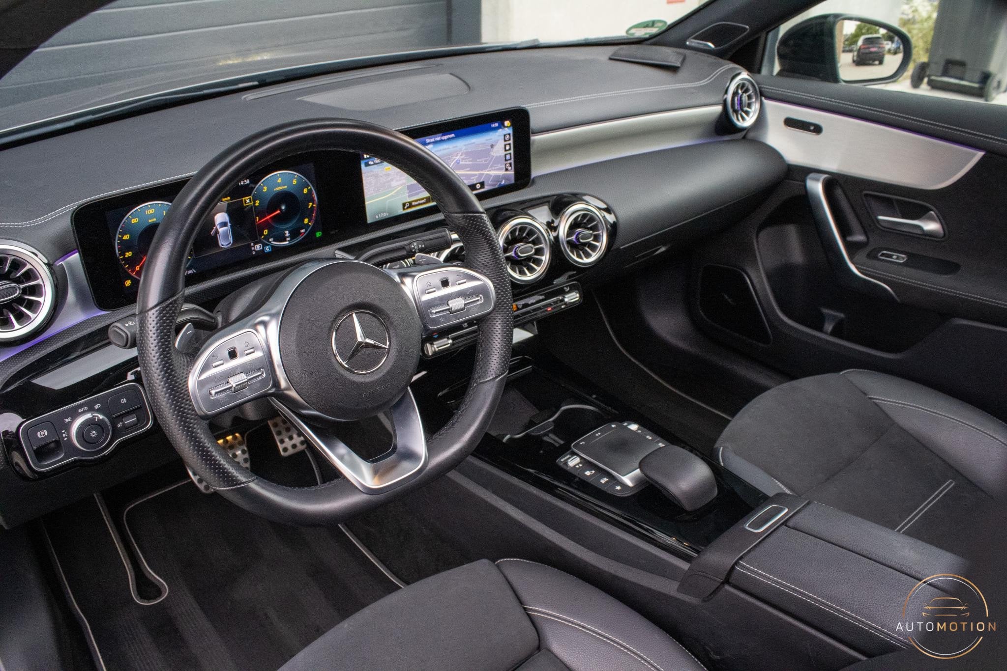 Mercedes-Benz A-klasse 180 Edition AMG Line Pano Camera Burm, Auto's, Dealer onderhouden, 136 pk, Gebruikt, 4 cilinders