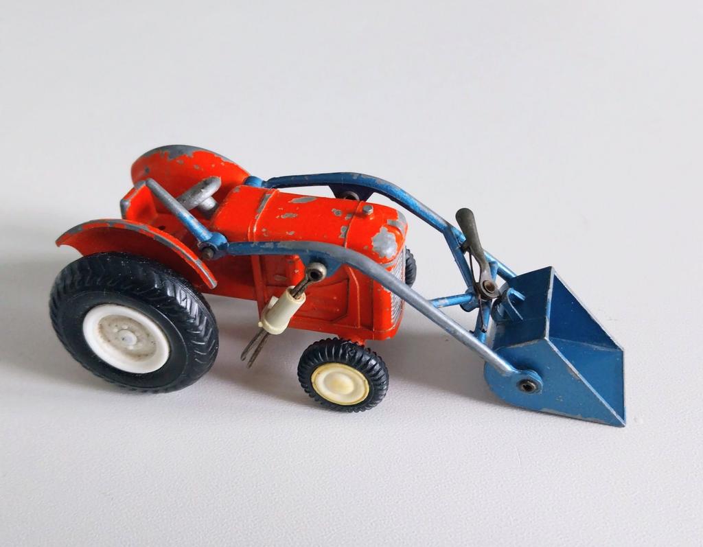 Tractor met beweegbare bak., Ophalen of Verzenden, Tractor of Landbouw, Overige merken