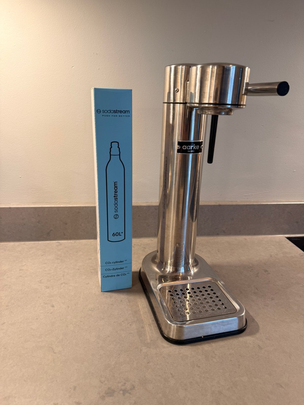 Aarke Carbonator II - met nieuwe sodastream cilinder, Ophalen of Verzenden, Zo goed als nieuw