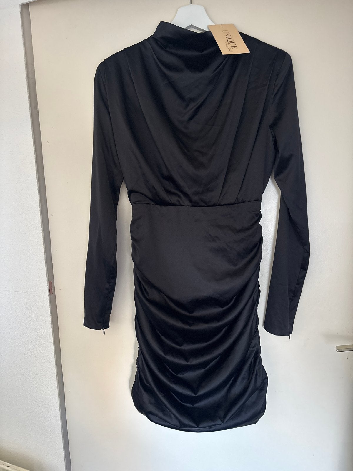 Zwarte satijnen Holly jurk van Unique The Label, Zwart, Nieuw, Ophalen of Verzenden, Maat 36 (S)