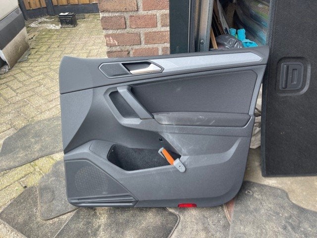 Portierbekleding Rechts Voor Volkswagen Tiguan (AD1) 2021, Gebruikt, Volkswagen, Volkswagen AG, Kundenbetreuung@volkswagen.de