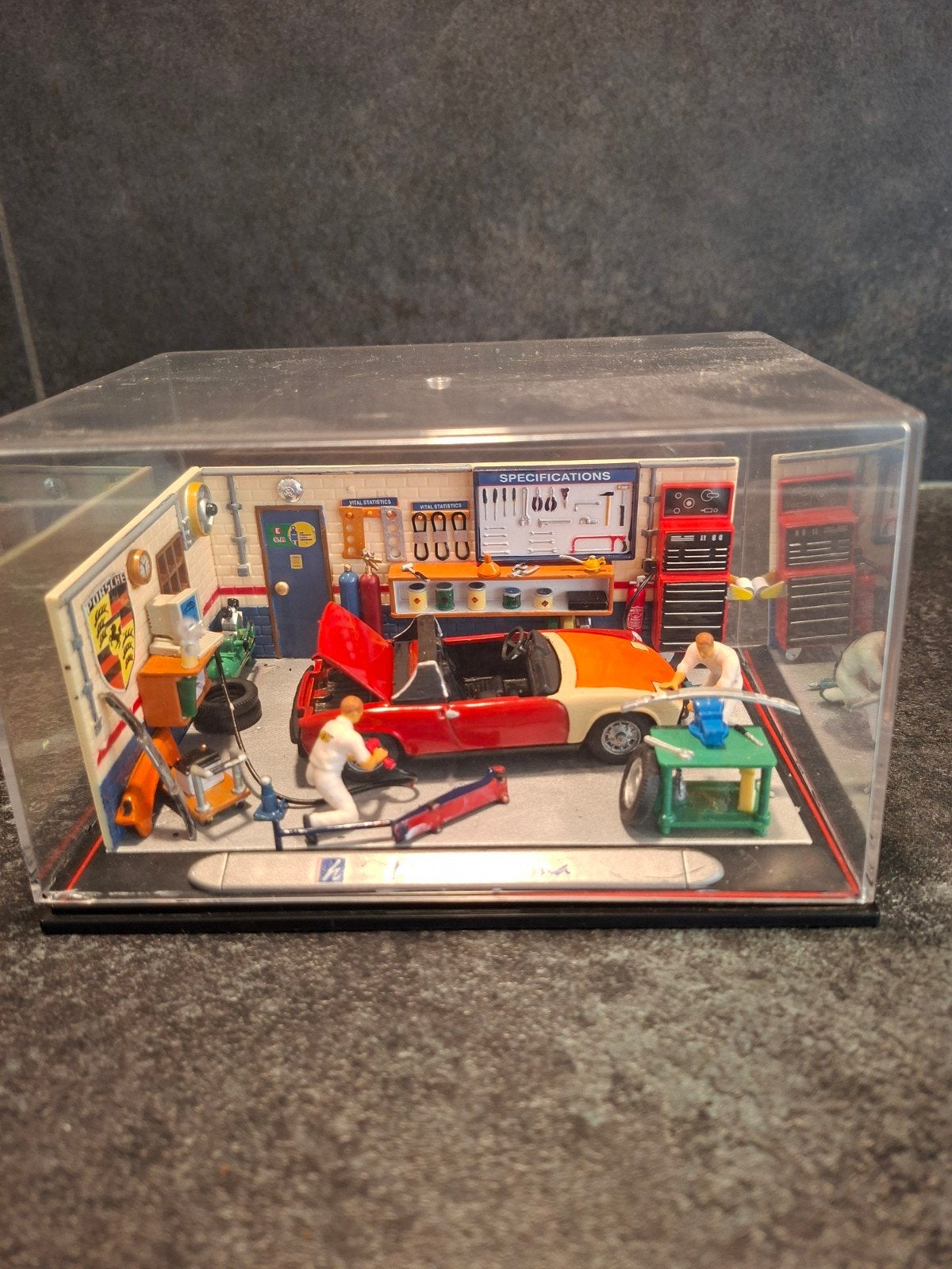 Gedetailleerd Diorama: Porsche Garage met Monteurs, Ophalen of Verzenden, Zo goed als nieuw, 1:35 tot 1:50, Diorama