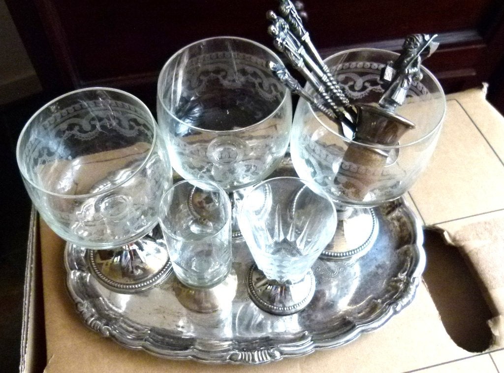 dienblad+5 geslepen glazen , zilveren lepels , zilveren kurk, Antiek en Kunst, Ophalen of Verzenden