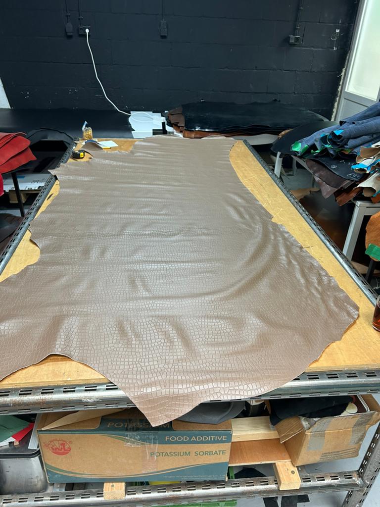 16 stuks Kaneel Bruine kroko print Itallianse halve huid, Bruin, 120 cm of meer, Ophalen of Verzenden, Zo goed als nieuw