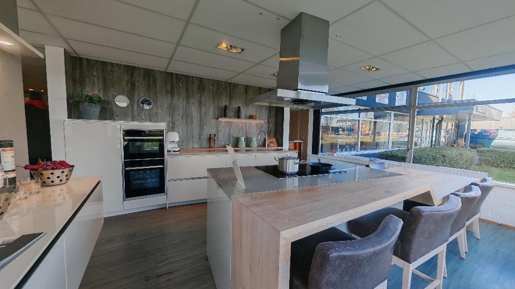 Luxe showroomkeuken met eiland, Ophalen, Overige typen, Nieuw, Met kookeiland