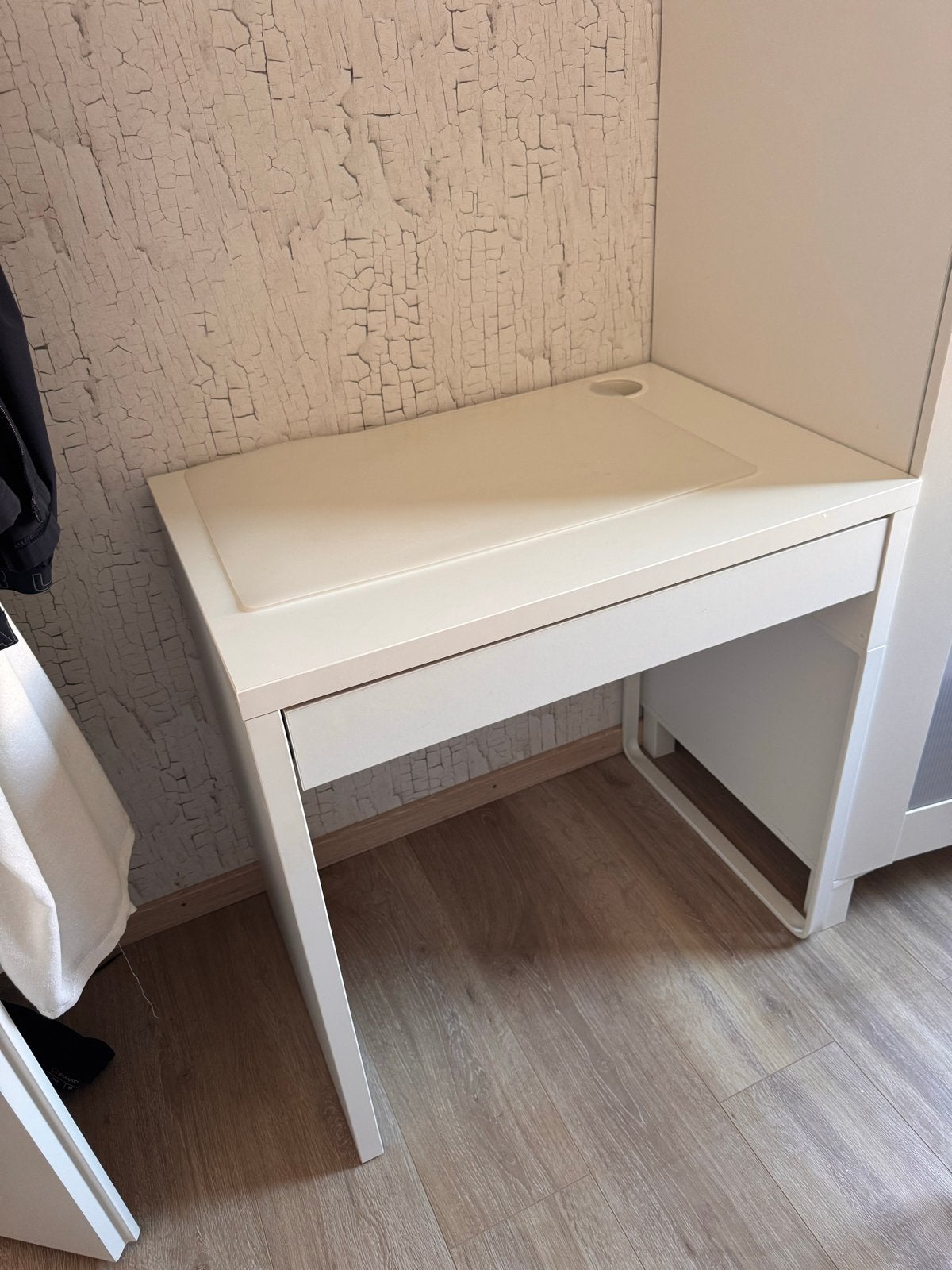 MICKE ikea bureau, Ophalen, Met lades, Spaanplaat of MDF, Zo goed als nieuw