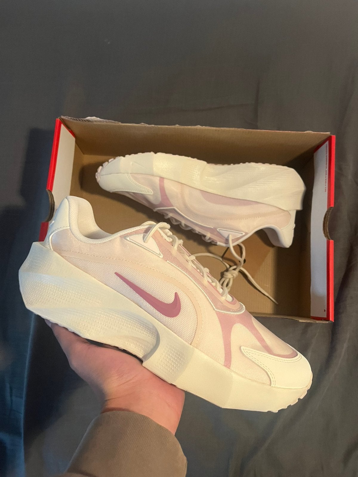 Nike Aura Edge Pale Ivory - Maat 42.5, Ophalen of Verzenden, Nieuw, Overige kleuren, Sneakers of Gympen