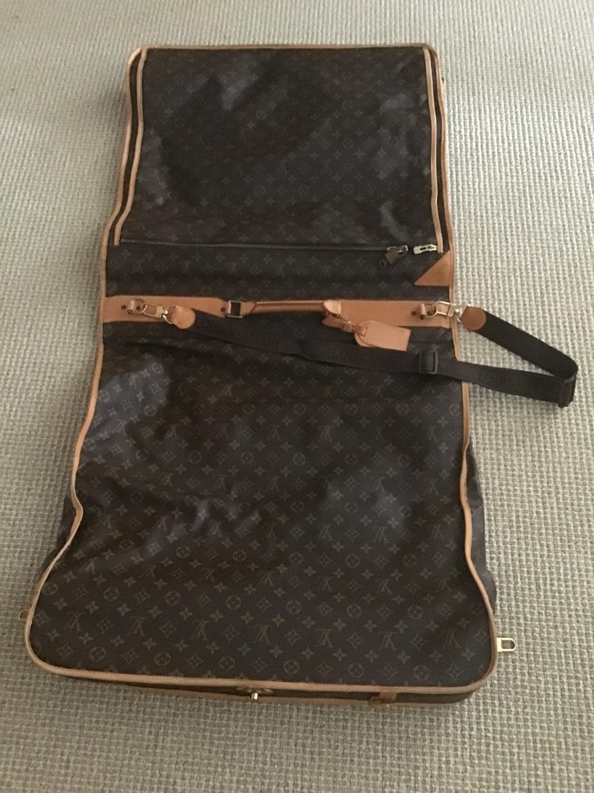 Louis Vuitton Monogram Reistas orgineel, betreft 2 stuks, Ophalen, 30 cm of meer, Zwart, Minder dan 35 cm