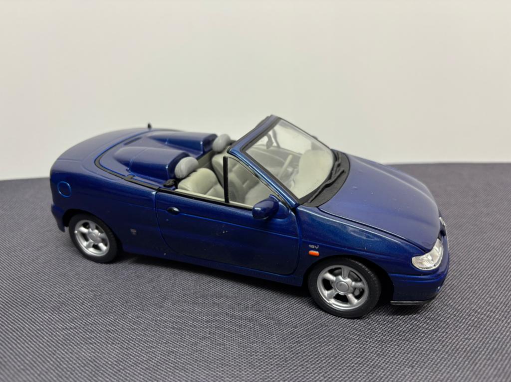 Renault Megane Coupe 1/18, Ophalen of Verzenden, Zo goed als nieuw, Auto