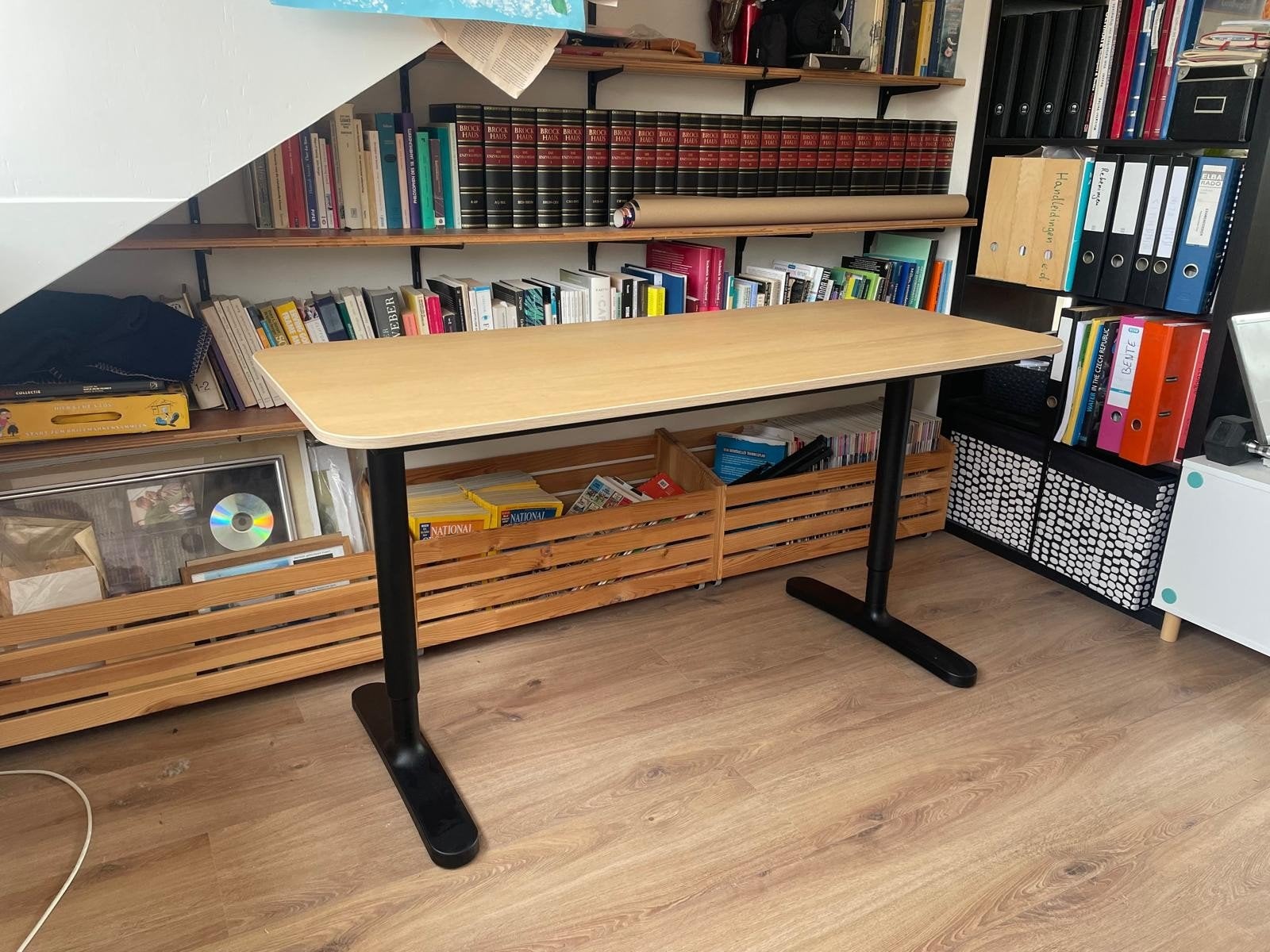 IKEA BEKANT bureau 140x60 cm – eiken fineer, zwart, Ophalen, Hout, Bruin, Zo goed als nieuw