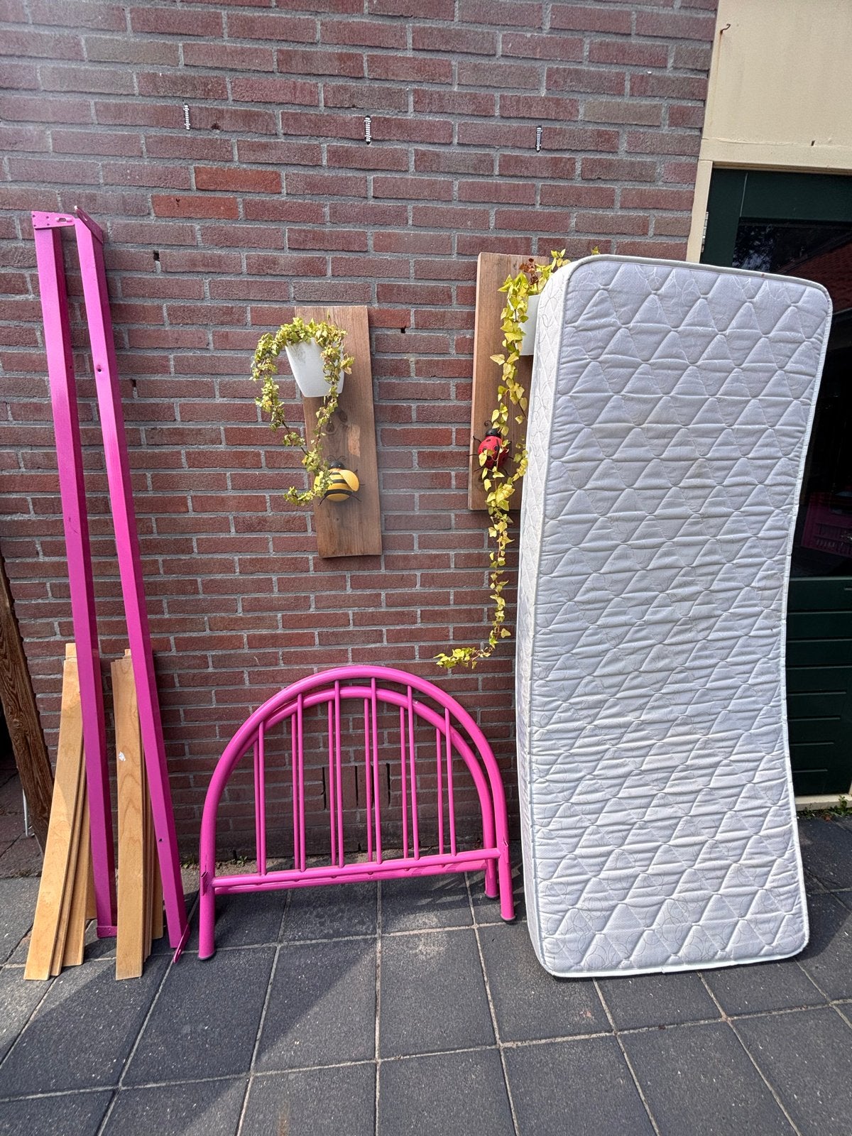 Roze eenpersoonsbed met matras, Huis en Inrichting, Ophalen, Gebruikt, 90 cm, 200 cm