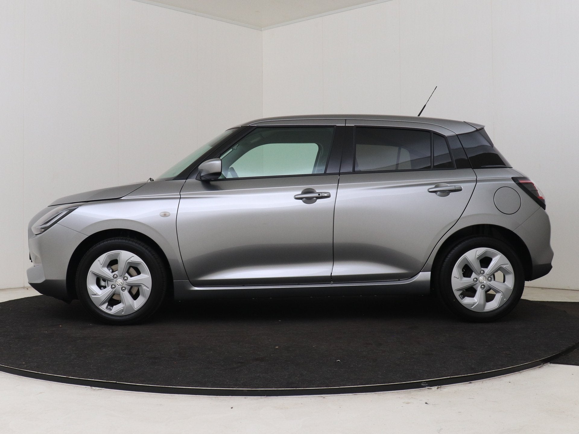 Suzuki Swift 1.2 Select Smart Hybrid | 16" Velgen | Stoelver, Voorwielaandrijving, Stof, Zwart, 400 kg