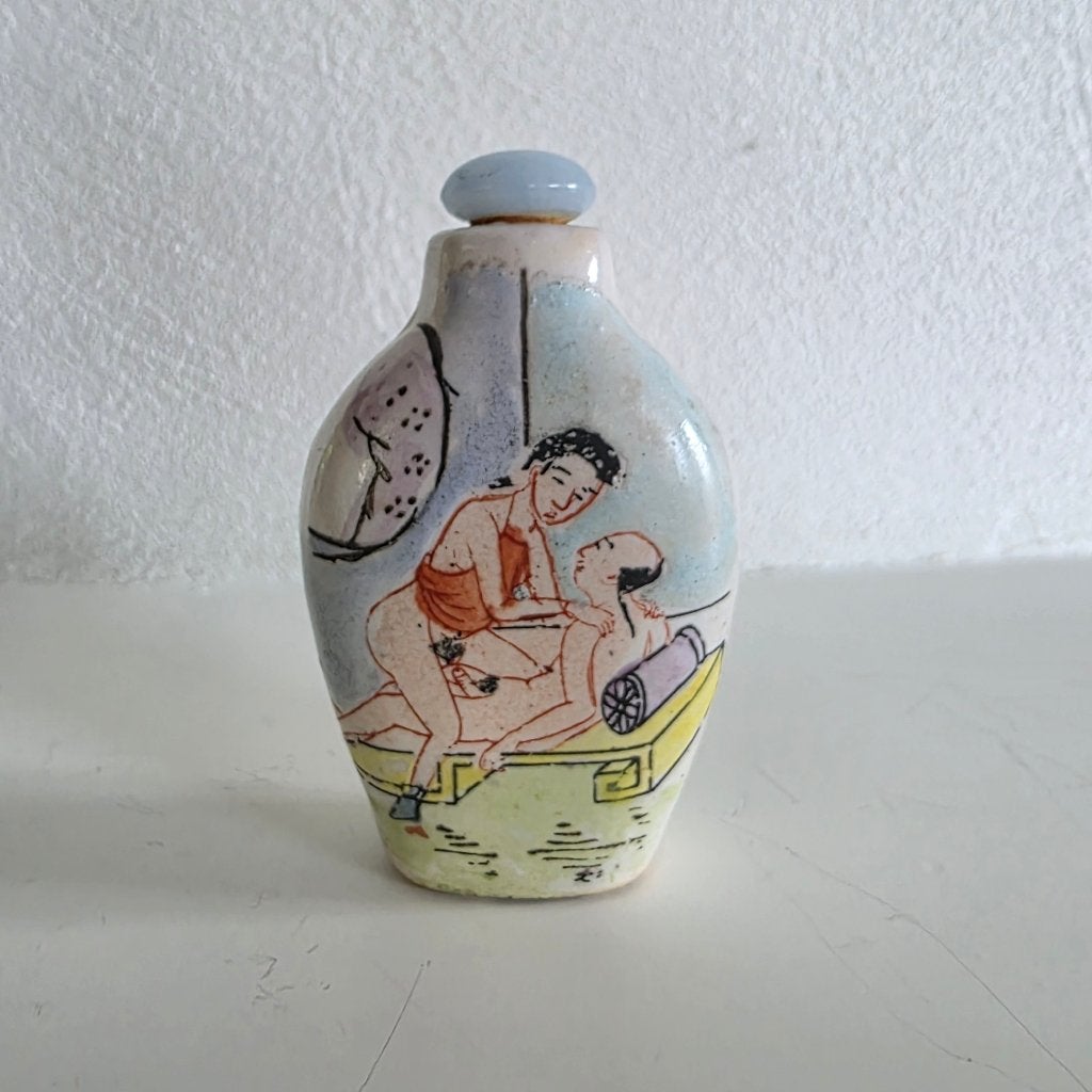 Oud Porseleinen Erotisch Snuifflesje, Antiek en Kunst, Ophalen of Verzenden