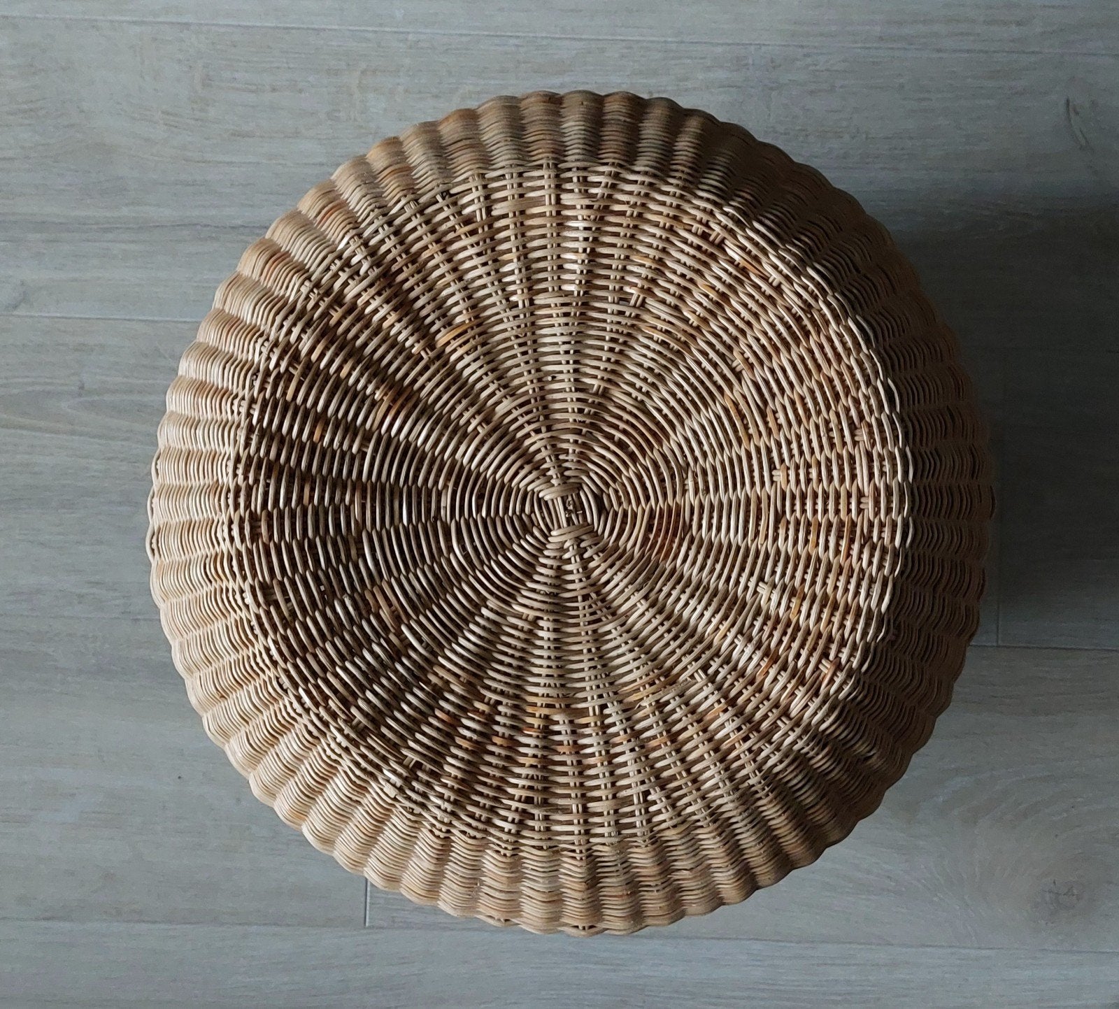 Rotan poef/bijzettafel, 53cm diagonaal, Ophalen, Gebruikt, Rond, Riet of Rotan