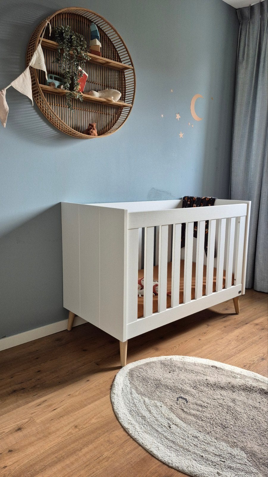 Babykamer TWF Ledikant en Commode Wit met Houten Poten, Gebruikt, 70 tot 85 cm, 140 tot 160 cm, Ophalen