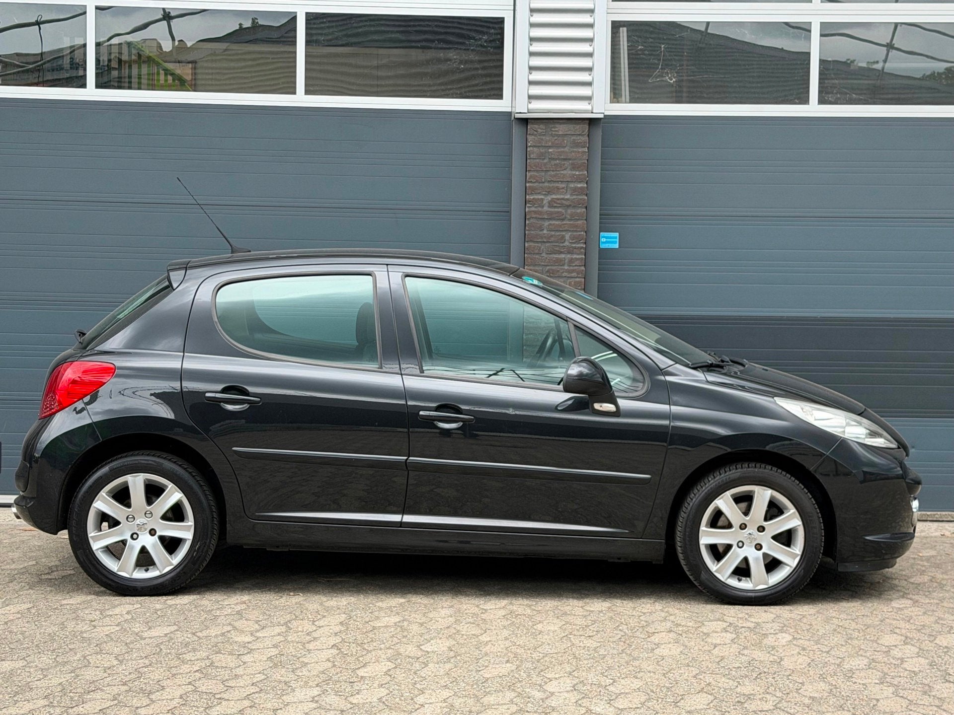 Peugeot 207 1.6 VTi XS Pack OLIE VERBRUIK! 5DEURS AIRCO APK, Auto's, Voorwielaandrijving, Stof, Gebruikt, Zwart