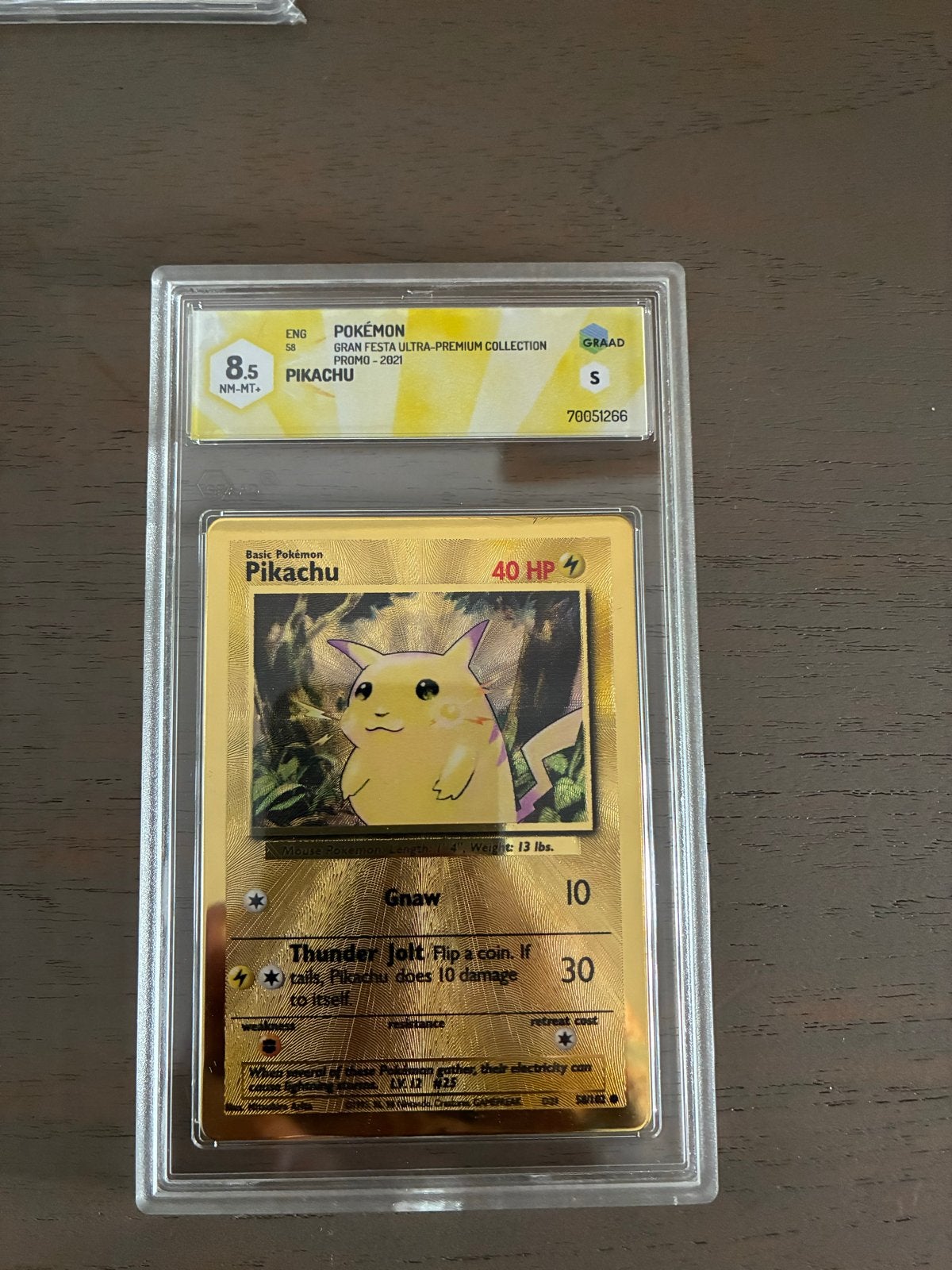 Gouden Pikachu Pokémon metal ultra premium collection, Verzenden, Zo goed als nieuw, Losse kaart, Foil