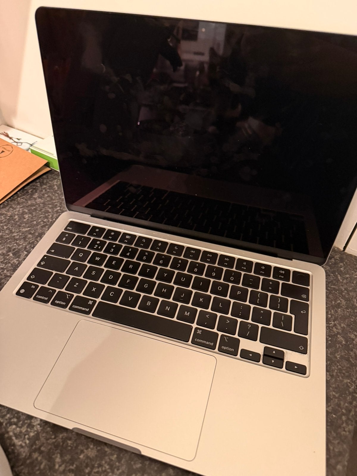 Foto 2 van Macbook air 13 inch 2024 M3 + apple muis
