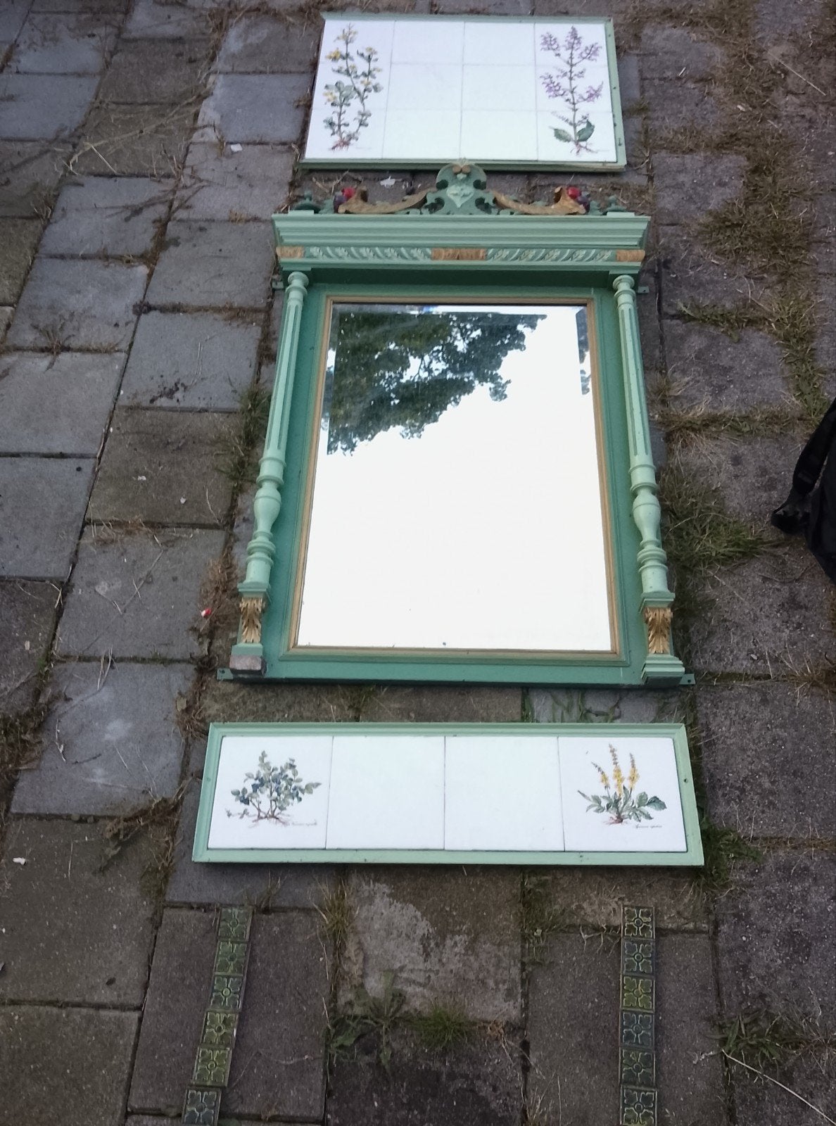Antieke spiegel met tegels en decoratieve elementen, Ophalen