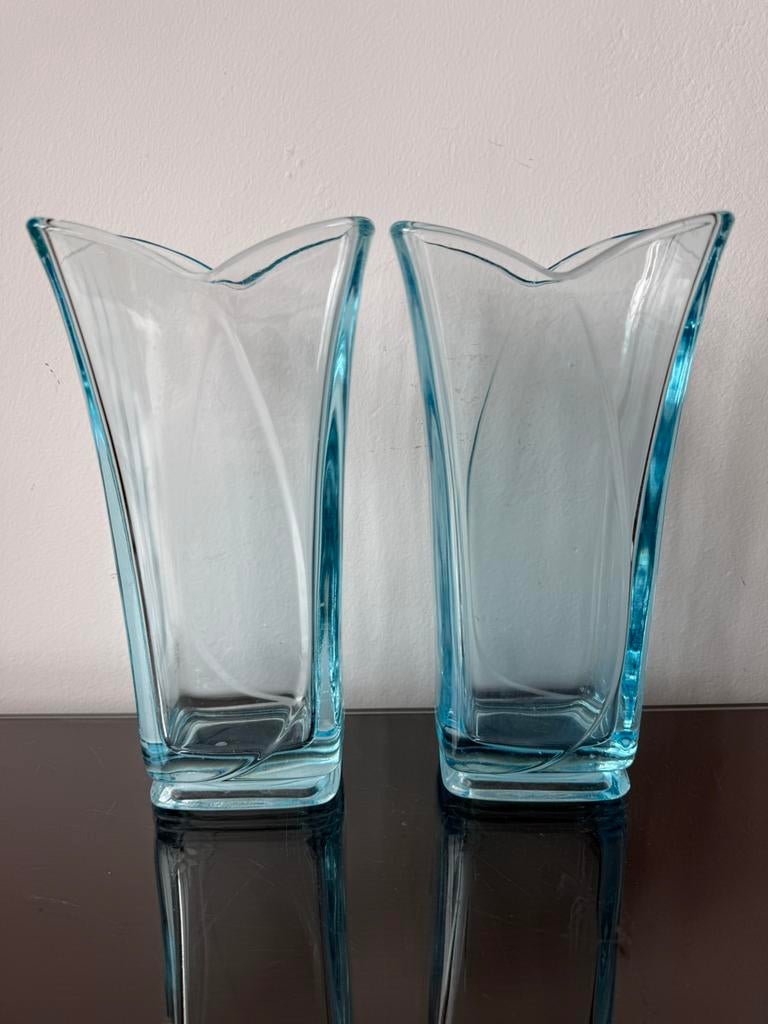 Twee azuur blauwe Murano vazen, Huis en Inrichting, Woonaccessoires | Vazen, Blauw, Ophalen of Verzenden, Minder dan 50 cm, Glas