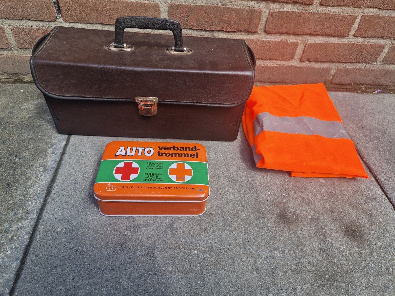 oude gereedschapkoffer en verbandtrommel, Ophalen, Gebruikt