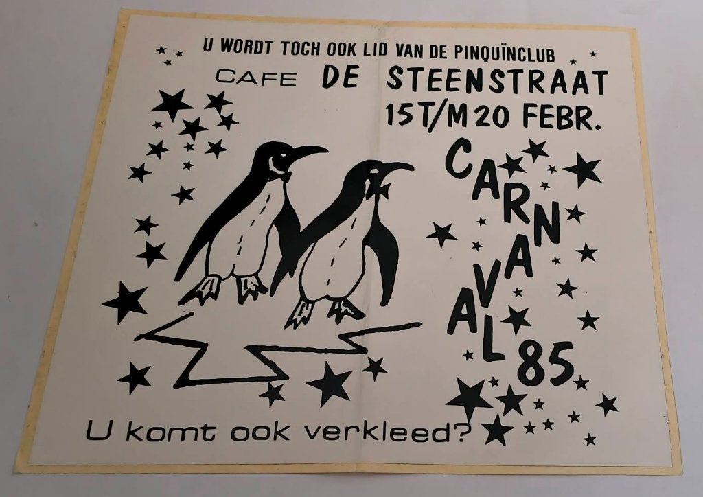Sticker Café de Steenstraat Pinquïnclub Carnaval 85, Ophalen of Verzenden, Zo goed als nieuw, Bedrijf of Vereniging