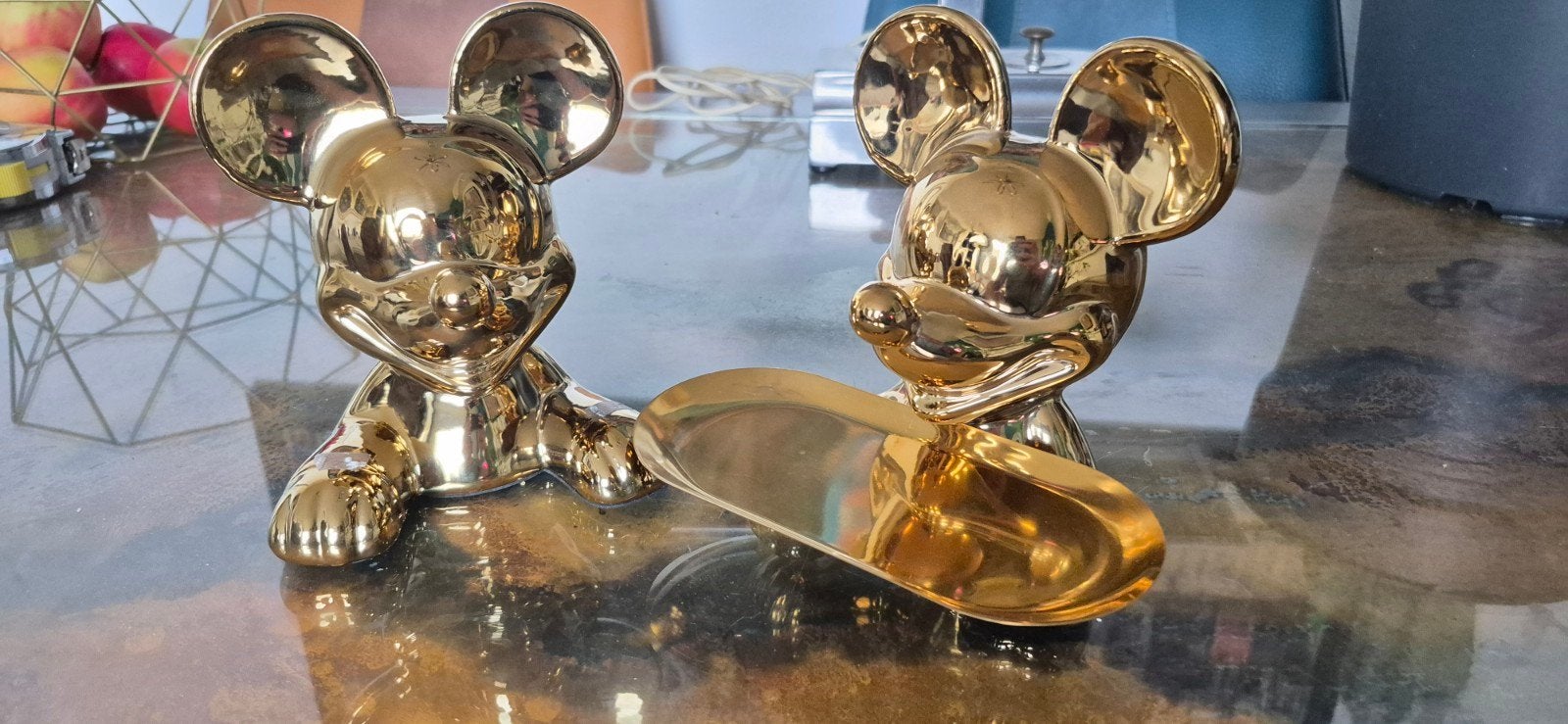 Gouden Mickey Mouse holding his tray, Ophalen of Verzenden, Mickey Mouse, Zo goed als nieuw, Beeldje of Figuurtje