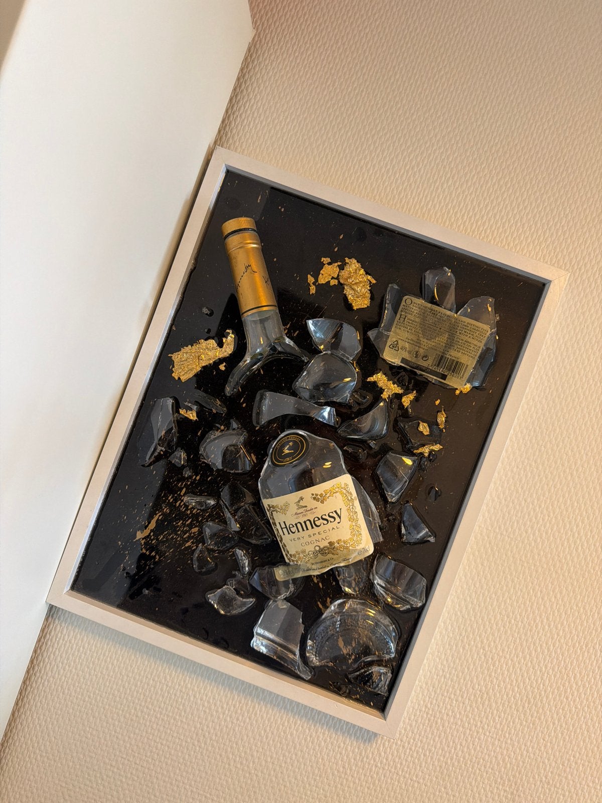 Uniek kunstwerk: Gebroken Hennessy fles met echt blad goud, Ophalen of Verzenden