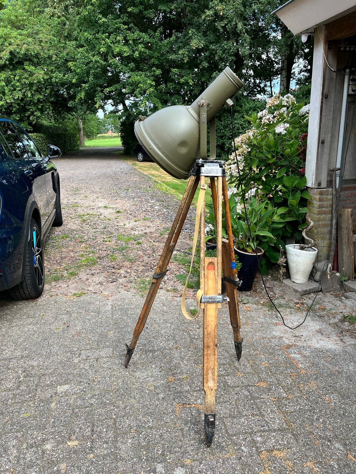 Vintage militaire zoeklicht op houten statief, Antiek en Kunst, Ophalen