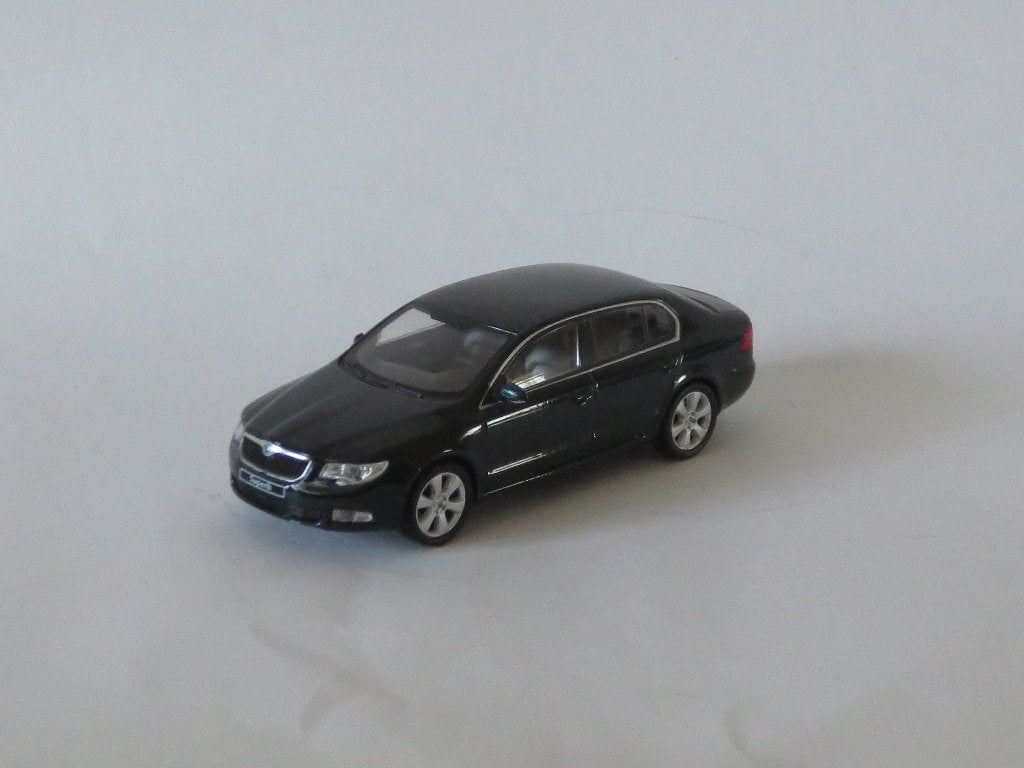 donkergroene Skoda Superb, Abrex, zgan, 1:43, Ophalen of Verzenden, Zo goed als nieuw, Auto, Overige merken
