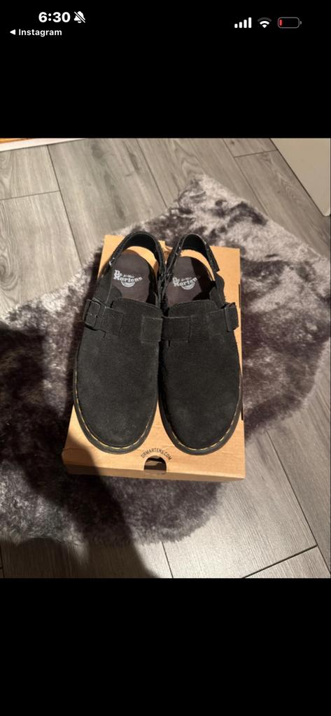 Dr. Martens Jorge 2 Suède Muiltjes Zwart, Kleding | Dames, Schoenen, Zo goed als nieuw, Sandalen of Muiltjes, Zwart, Ophalen of Verzenden