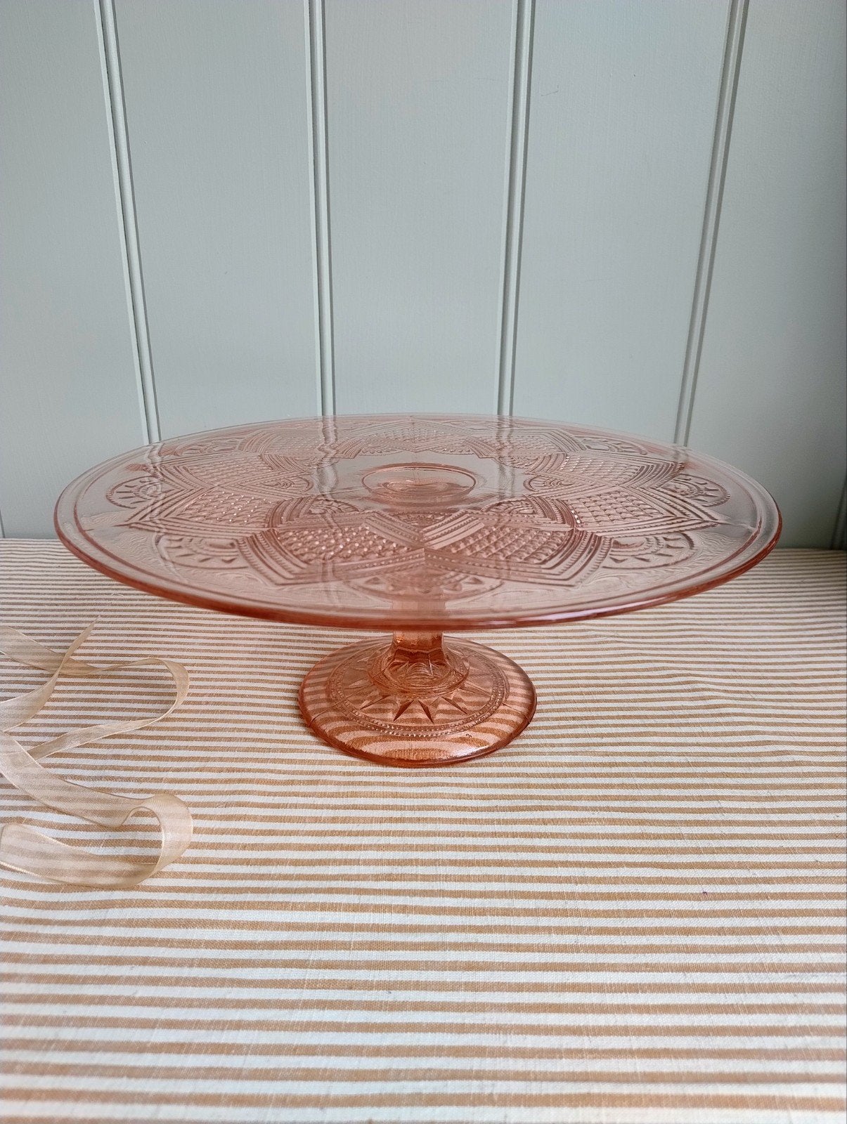 Prachtig! Grote vintage taartplateau schaal roze een beauty!, Ophalen of Verzenden, Zo goed als nieuw, Taartplateau, Glas