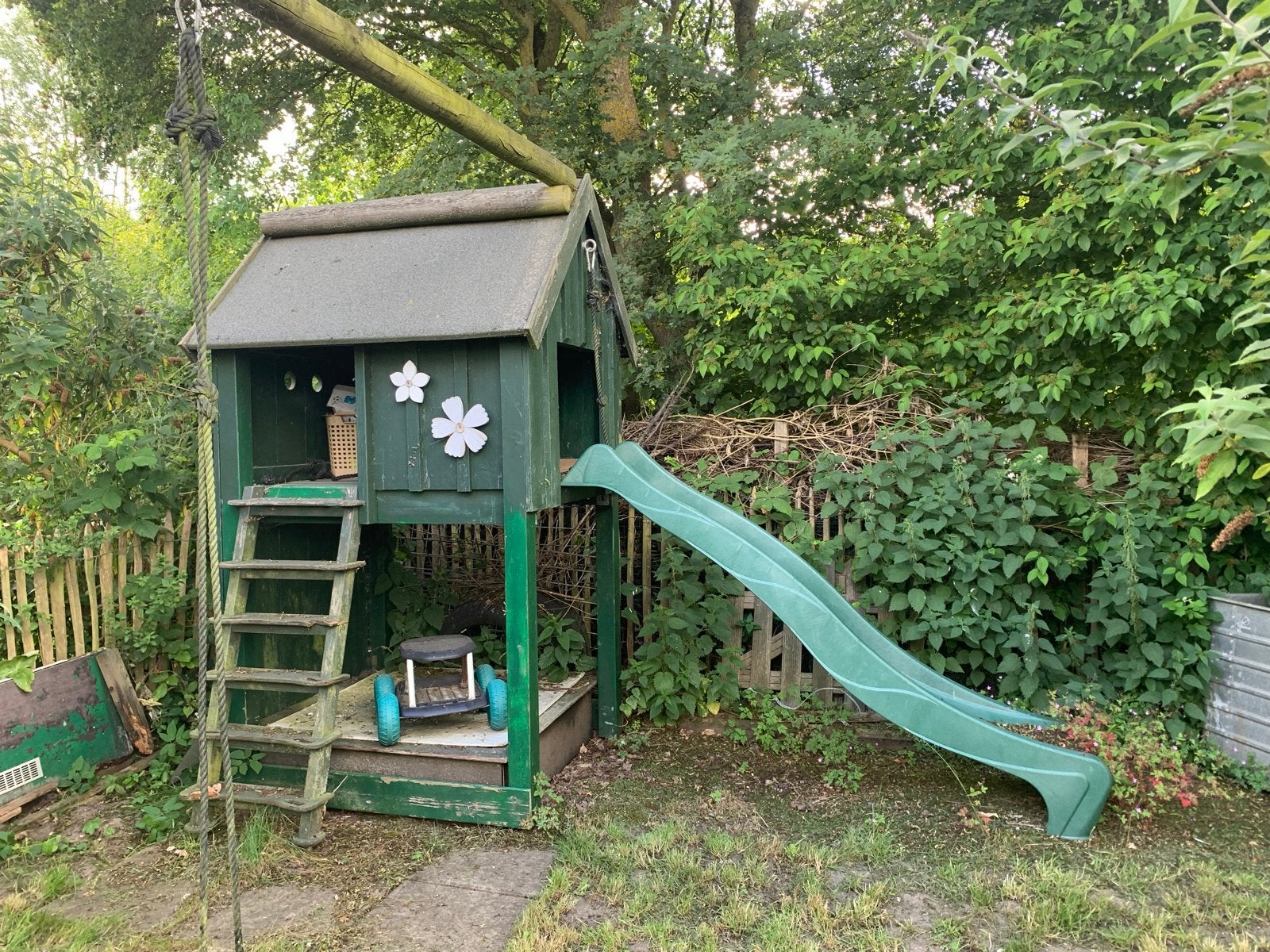 Gratis Speelhuisje met glijbaan en zandbak, Ophalen, Gebruikt, Glijbaan