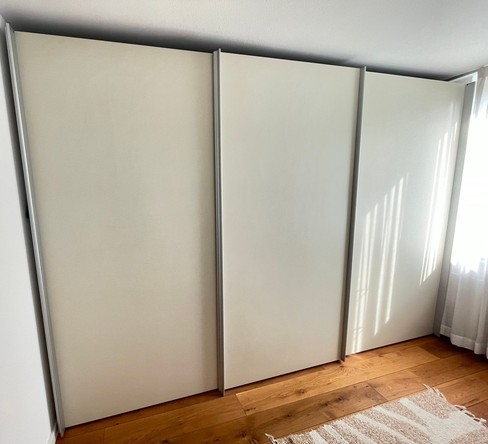 Grote kledingkast met schuifdeuren en veel opbergruimte, Ophalen, Met plank(en), Gebruikt, 200 cm of meer