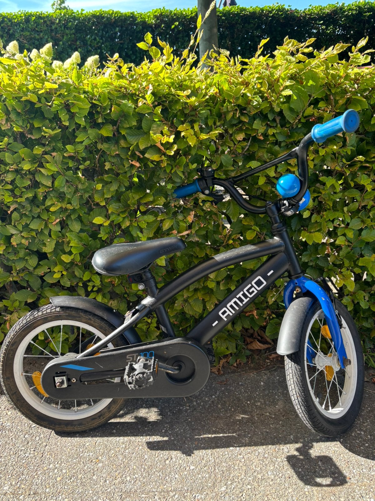 Stoere Amigo kinderfiets 14 inch – zwart/blauw – met toeter, Fietsen en Brommers, Ophalen, Zo goed als nieuw, Terugtraprem, Minder dan 16 inch
