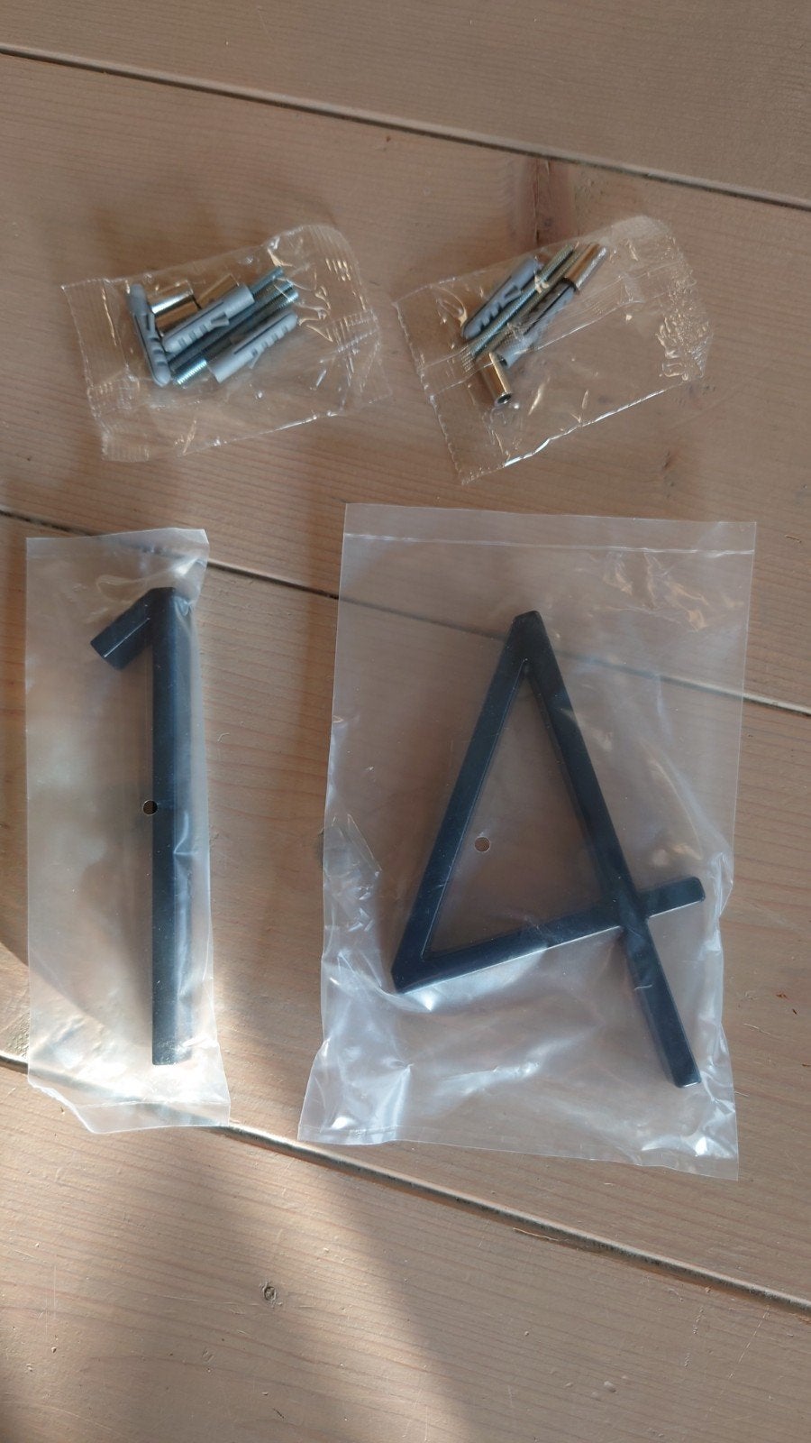 2 metalen huisnummers, cijfers 1 en 4, Ophalen of Verzenden, Nieuw, Schroeven