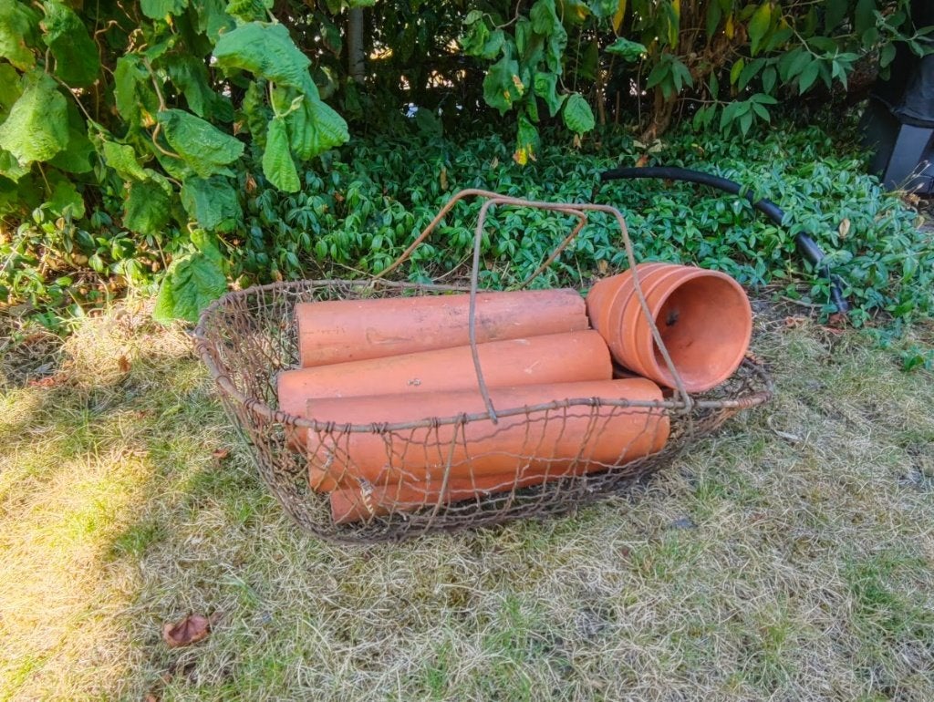 Aardappelmand met terra buizen en potten, Ophalen, Gebruikt, Rond, Balkon